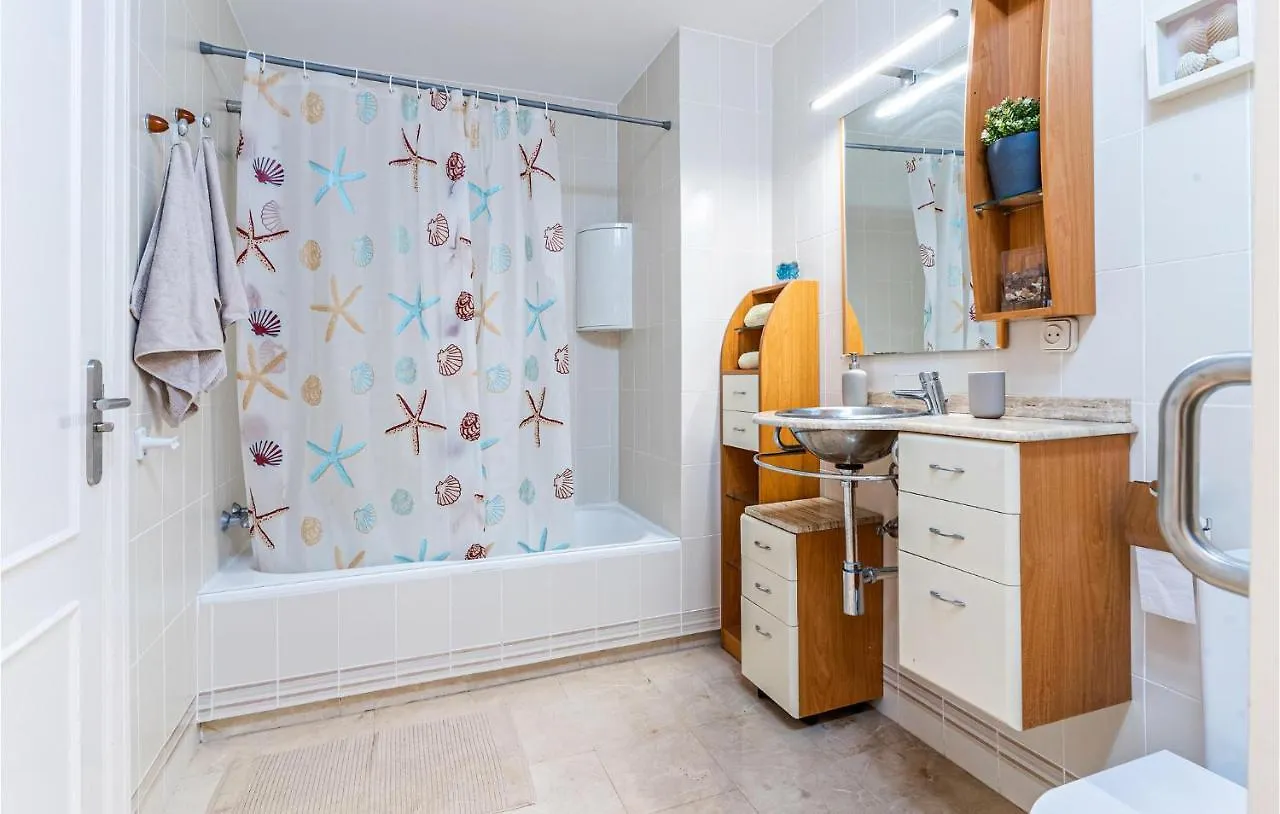 Nice Apartment In Estepona With Kitchen Espanha